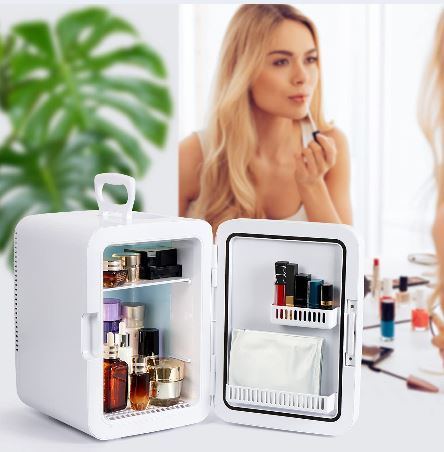 Mini Réfrigérateur à Maquillage : gardez vos produits de beauté frais et organisés. Design compact et élégant, idéal pour la coiffeuse ou le bureau. Technologie de refroidissement silencieuse pour une conservation optimale des cosmétiques. Parfait pour apaiser les peaux sensibles et prolonger la durée de vie des produits. Portable et rechargeable, idéal pour les voyages. Découvrez le luxe de la fraîcheur pour vos soins de beauté avec cet accessoire indispensable. Disponible sur Beautytechglobal.net.